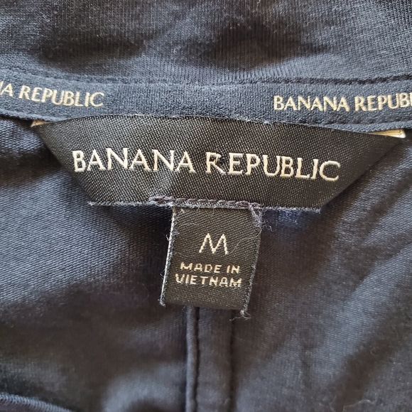 Banana Republic V Neck Cuffed Sleeve Tee.  Size Medium - Picture 5 of 7
